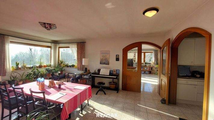 Offene Raumgestaltung mit stilvollem Ambiente