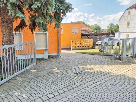 Zufahrtsbereich in Grundstück