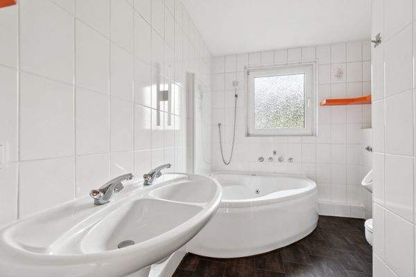 Vollbad mit Eckbadewanne im 1.OG