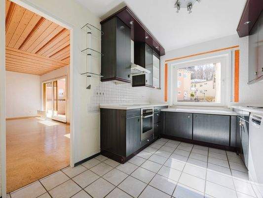 Küche mit Zugang zum Wohn- und Esszimmer