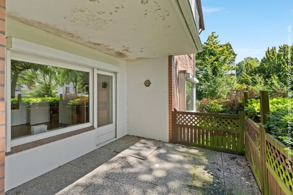 Teilüberdachte Terrasse (14,20m² Grundfläche) mit (fast) ganztägig Sonne.