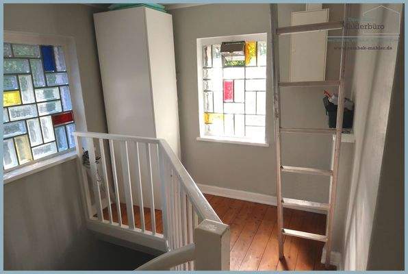 Hausflur mit Aufgang zum Dachboden
