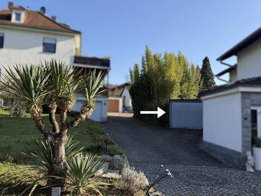 Hofeinfahrt mit eigener Garage