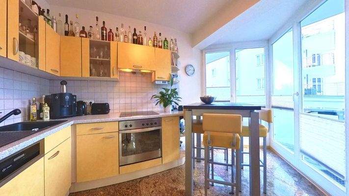 Besonders lichtdurchflutet – gut geschnittene Küche mit großzügigem Tageslichteinfall