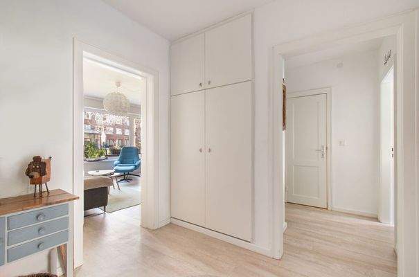 Heller Flurbereich mit praktischem Einbauschrank