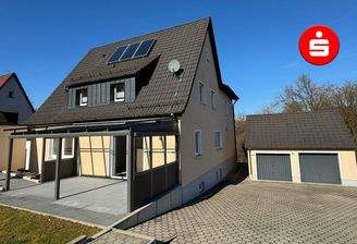 Hausansicht mit Doppelgarage