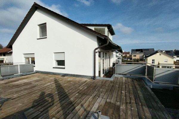 Hausansicht mit Dachterrasse