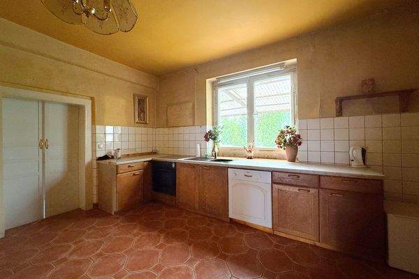 Küche mit Blick in den Garten