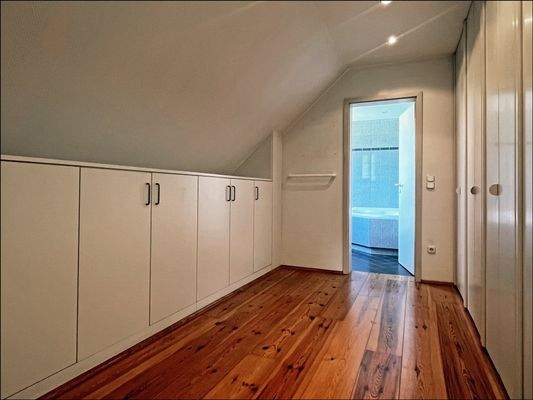 Angrenzendes Ankleidezimmer mit viel Stauraum und Zugang  zum Eltern-Tageslichtbad
