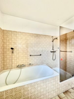 mit Wanne & Dusche