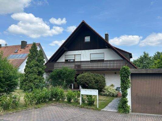 Südansicht mit Stellplätzen und Garage