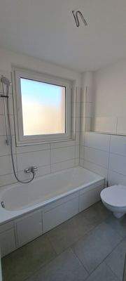 Tageslichtbad mit Badewanne und WC.jpg