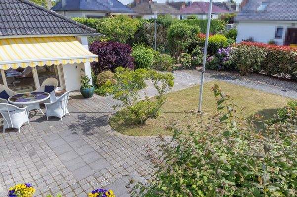 Sonnenterrasse mit schönem Garten 