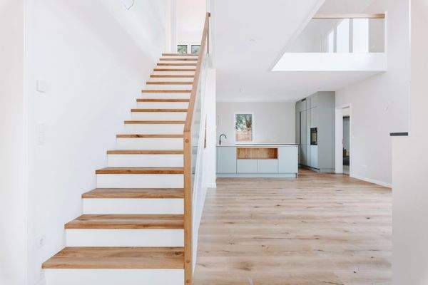 Elegante Treppe ins Obergeschoss