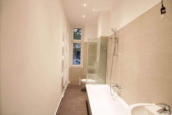 Elegantes Wannenbad mit Fenster