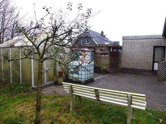 Gewächshaus mit Wassertank