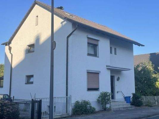 Haus mit Garageneinfahrt