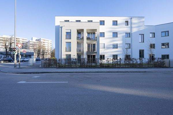 Außenansicht mit Bushaltestelle direkt vor dem Haus