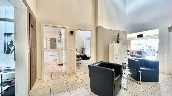 4-ZW / Flur mit offener Küche