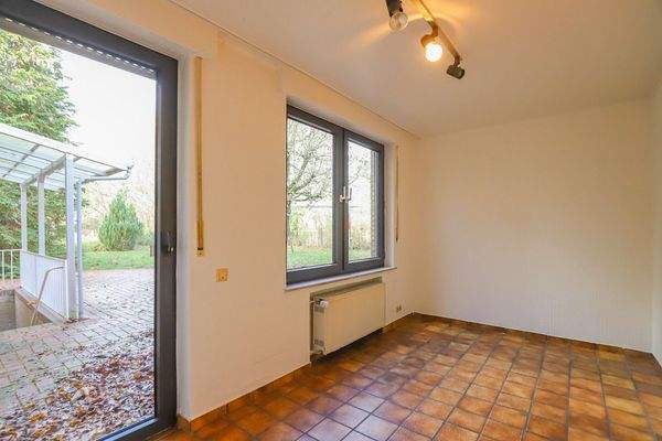 Arbeitszimmer mit Durchgang zum hinteren Garten und der Terrasse hinten