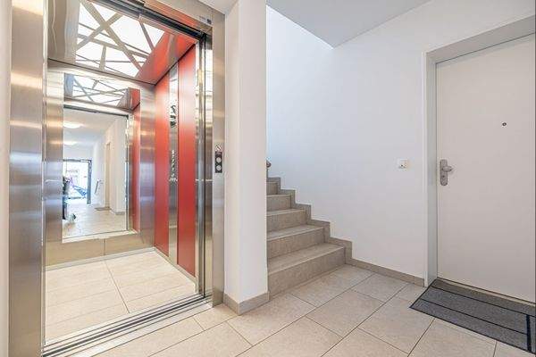 Hauseingang mit Fahrstuhl