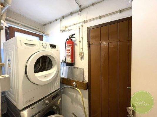 Waschraum mit Durchgang in den Keller