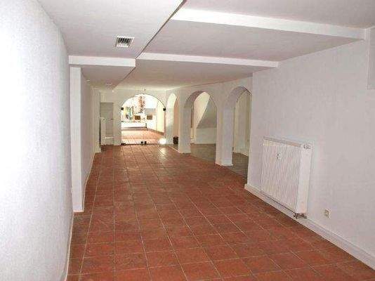 Großer Raum im Erdgeschoss mit Ambiente