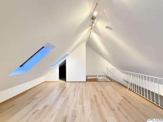  Galerie mit kleinem Abstellraum - Bild 1