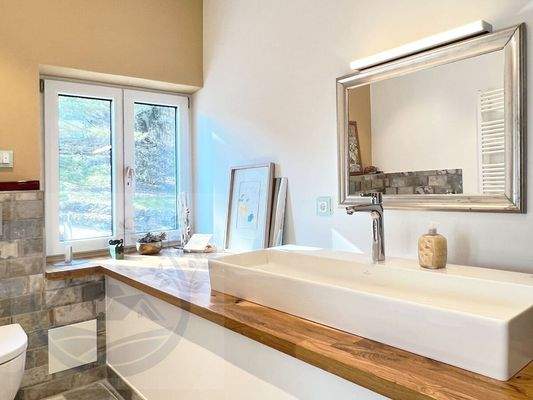 luxuriöses BadezimmerBadezimmer  (E3)