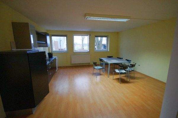 Aufenthaltsbereich mit Einbauküche