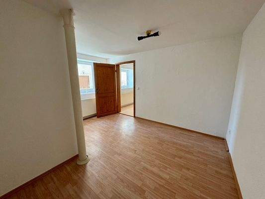 Schlafzimmer mit Blick zum Wohnzimmer