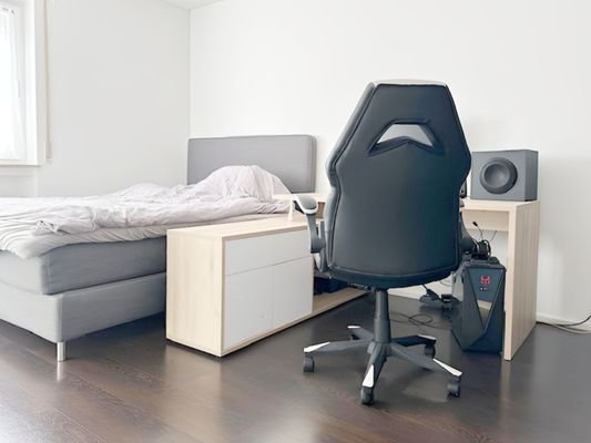 2) Schlafzimmer u Arbeitsplatz