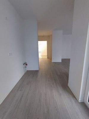 Küchenbereich mit Blick in den Flur