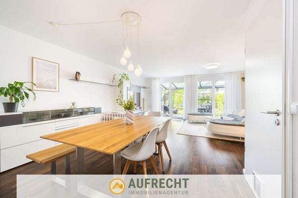 lichtdurchfluteter Wohn-/Essbereich