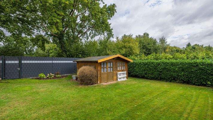 garten mit Gartenhäuschen