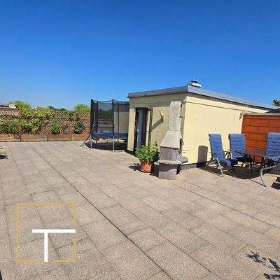 Dachterrasse mit Liegestühlen