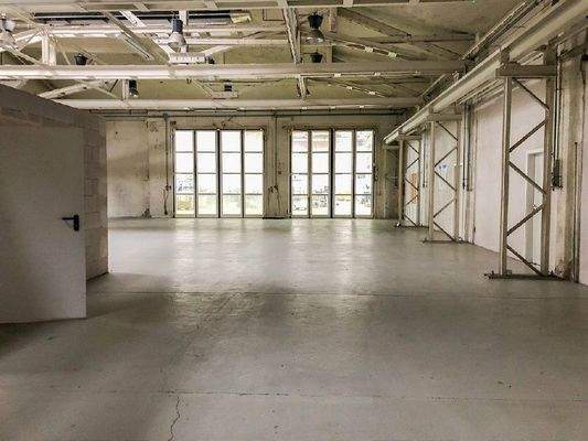 Zugang über Falttore zu Halle 1