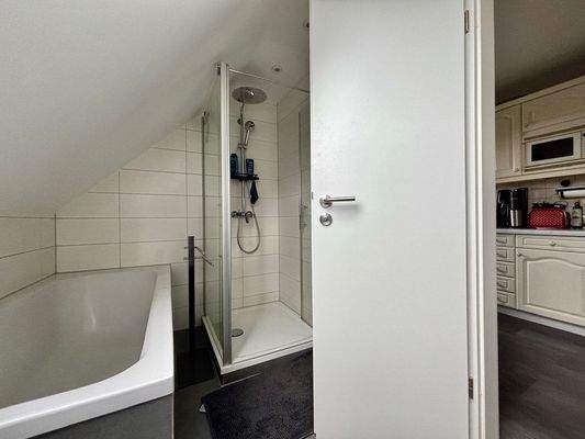 DG Wohnung Badezimmer mit Dusche und Wanne