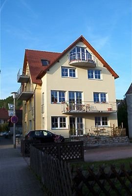 Haus von Süden, mit Stellplatz