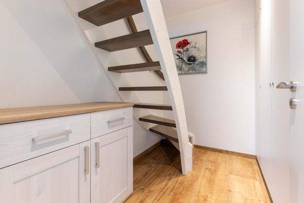 Hauswirtschaftsraum mit Zugang zum Dachboden
