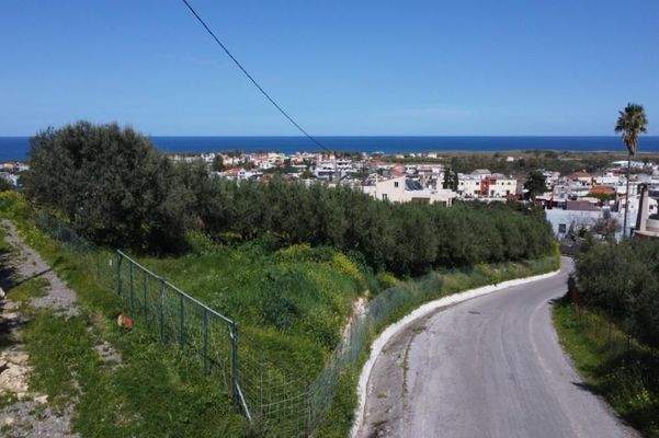 Kreta, Tavronitis: Erstklassiges Grundstück in der Nähe des Strandes zu verkaufen