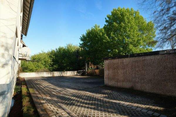 Parkplatze Nr. 2, 3, 4, 5, 6, 7, 8, 9