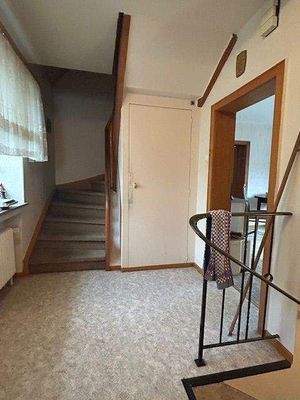 Flur EG / Zugang über Treppe ins DG