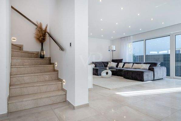 Flur mit Blick ins Wohnzimmer