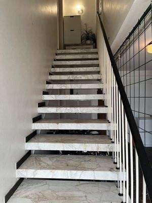 Treppe zum 1.OG und Fahrad-Ständer