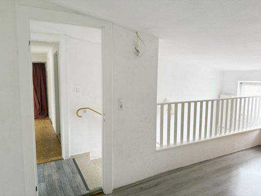 Flur mit Zugang zu allen Räumen