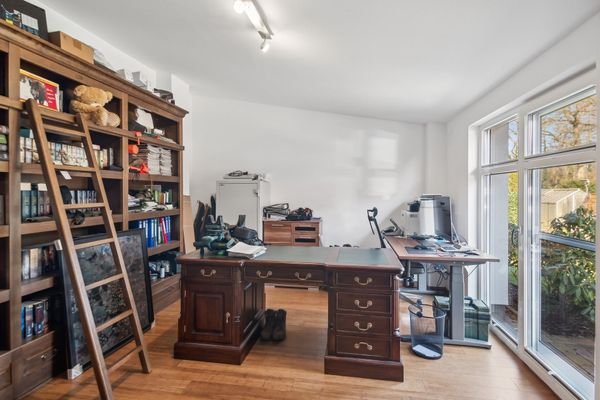 weiteres Zimmer mit bodentiefen Fenstern