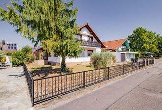 Haus mit Vorgarten von vorne