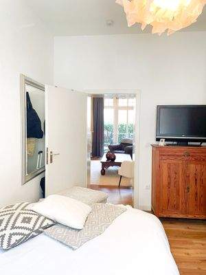 Schlafzimmer - Blick zum Wohnzimmer