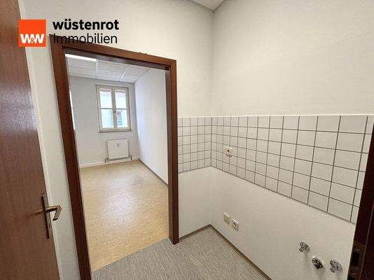 Teeküche, mit dahinterliegenden Büroraum